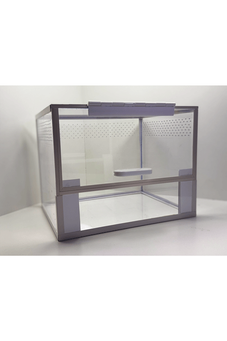 Terrarium fuer Vogelspinnen von der Seite mit geschlossener Tuere
