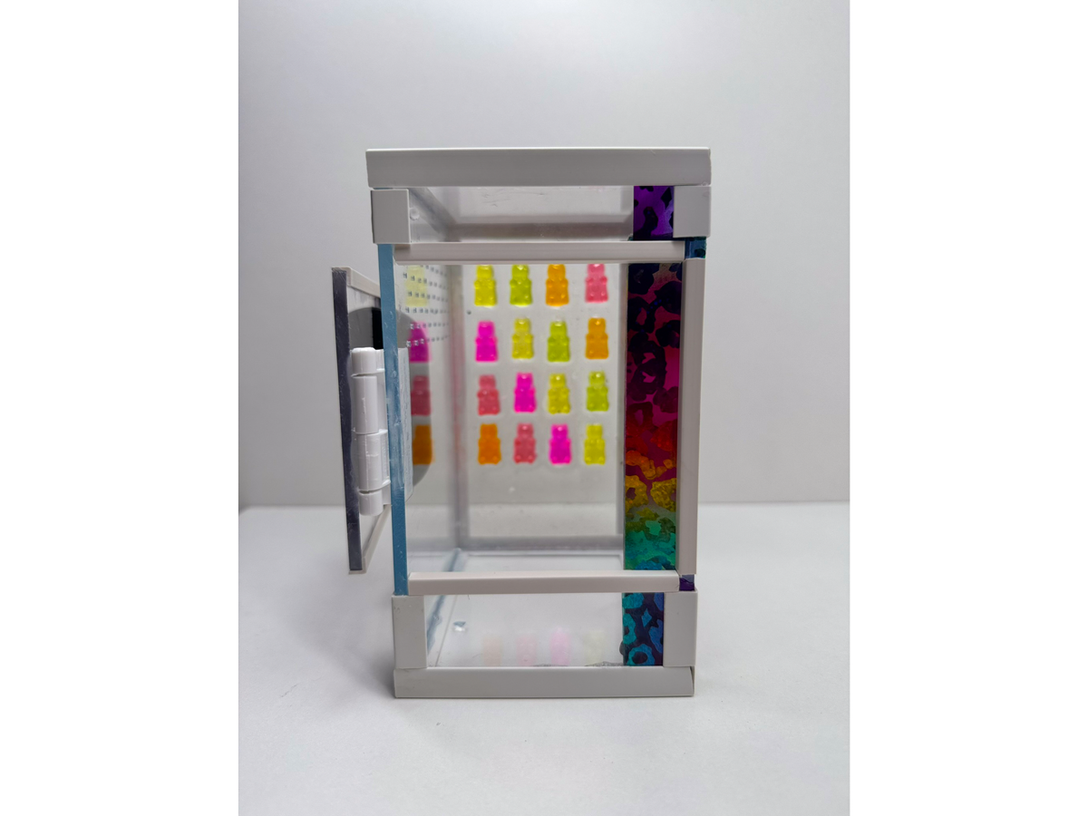 Acrylglasterrarium für Springspinnen mit bunten Gummibären aus Epoxidharz mit offener Tür