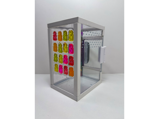 Acrylglasterrarium von hinten mit bunten Gummibären aus Epoxidharz für Springspinnen