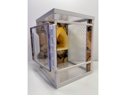 Acrylglasterrarium für Springspinnen und Baumbewohner mit Holzoptik und Versteckmöglichkeit aus Epoxidharz mit geoeffneter Tuer