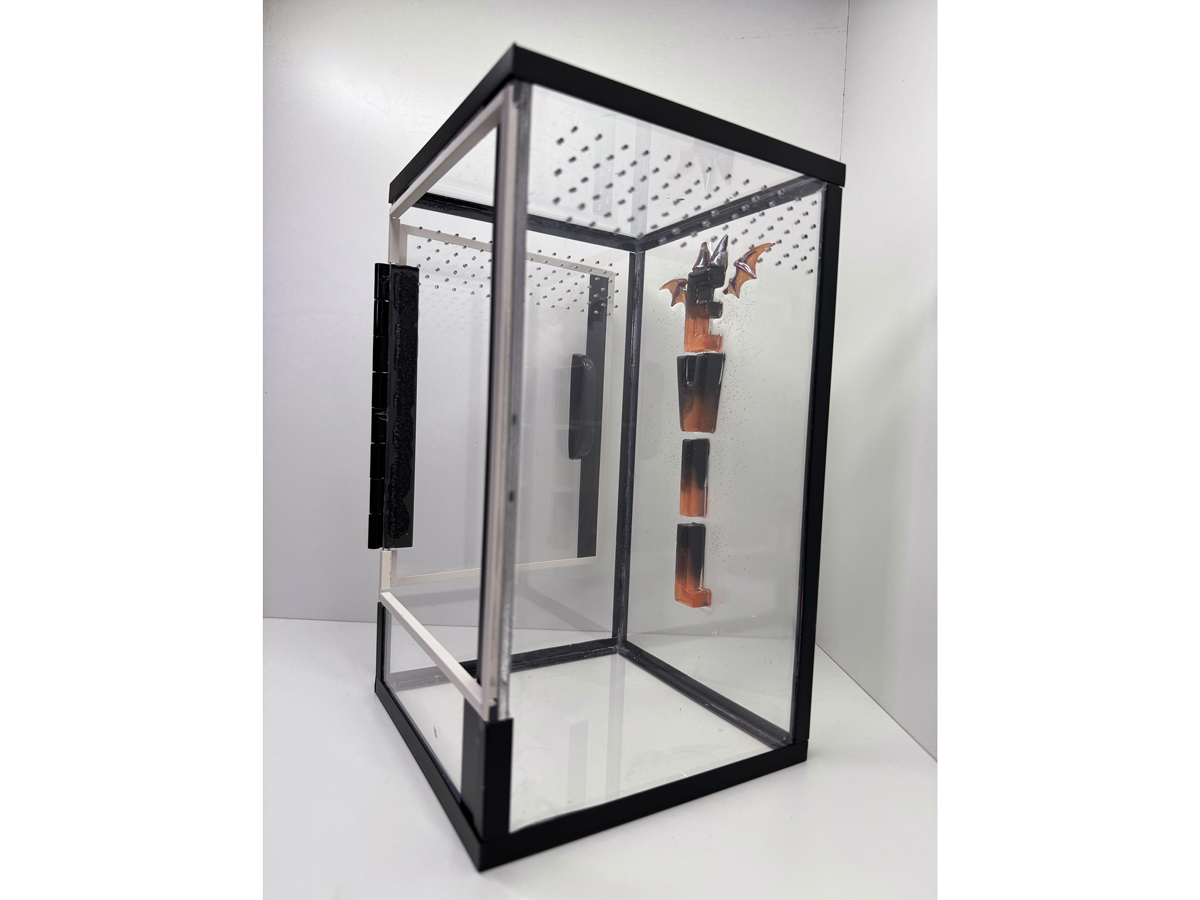 Acrylglasterrarium für baumbewohnende Vogelspinnen und Springspinnen mit schwarzem Rahmen und Schriftzug aus Epoxidharz von der Seite