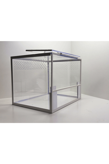 Vogelspinnen Terrarium fuer Bodenbewohner von der Seite mit offener Tuer