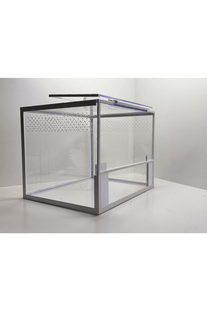 Vogelspinnen Terrarium fuer Bodenbewohner von der Seite mit offener Tuer