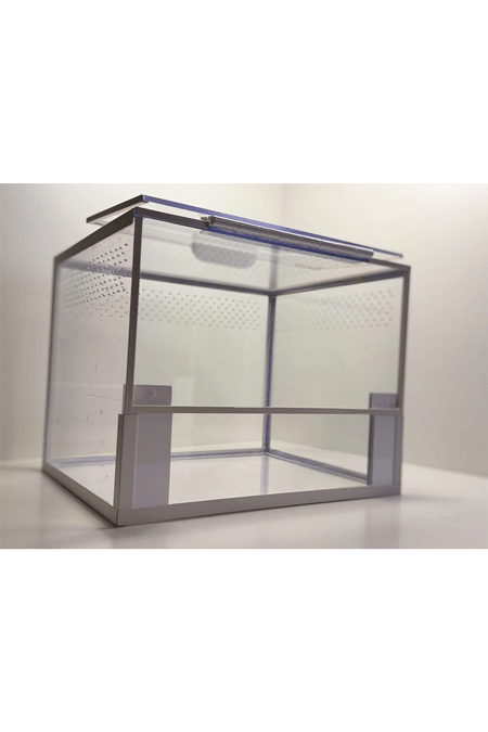 Bodenbewohner Terrarium leicht von der Seite mit vollstaendig geoeffnetem Deckel