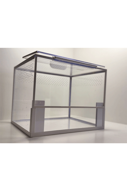 Bodenbewohner Terrarium leicht von der Seite mit vollstaendig geoeffnetem Deckel
