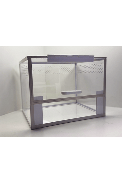 Terrarium fuer Vogelspinnen von der Seite mit geschlossener Tuere