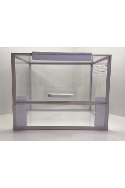 Frontansicht eines Vogelspinnen Terrariums