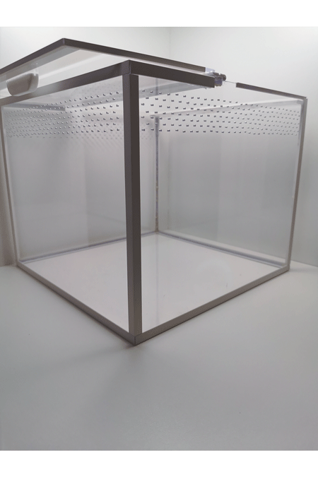 Leeres Vogelspinnen Bodenbewohner Terrarium von der Seite