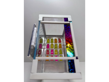 Acrylglasterrium Terrarium zur Aufzucht junger Springspinnen mit bunten Gummibären aus Epoxidharz von vorne gekippt
