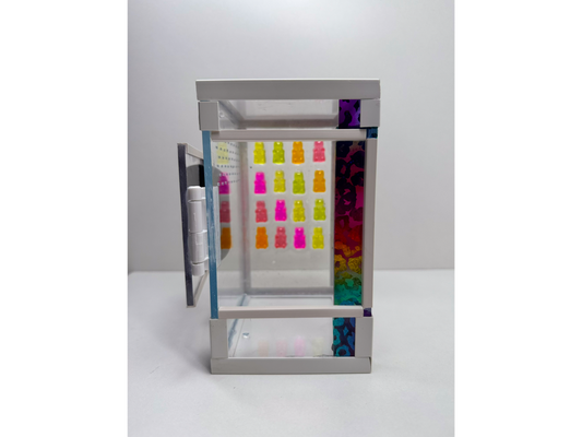 Acrylglasterrarium für Springspinnen mit bunten Gummibären aus Epoxidharz mit offener Tür