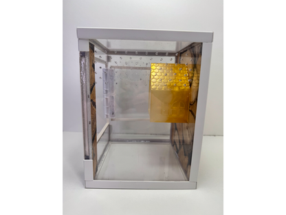 Acrylglasterrarium für Springspinnen und Baumbewohner in Holzoptik und Hütte aus Epoxidharz als Versteckmöglichkeit von der Seite