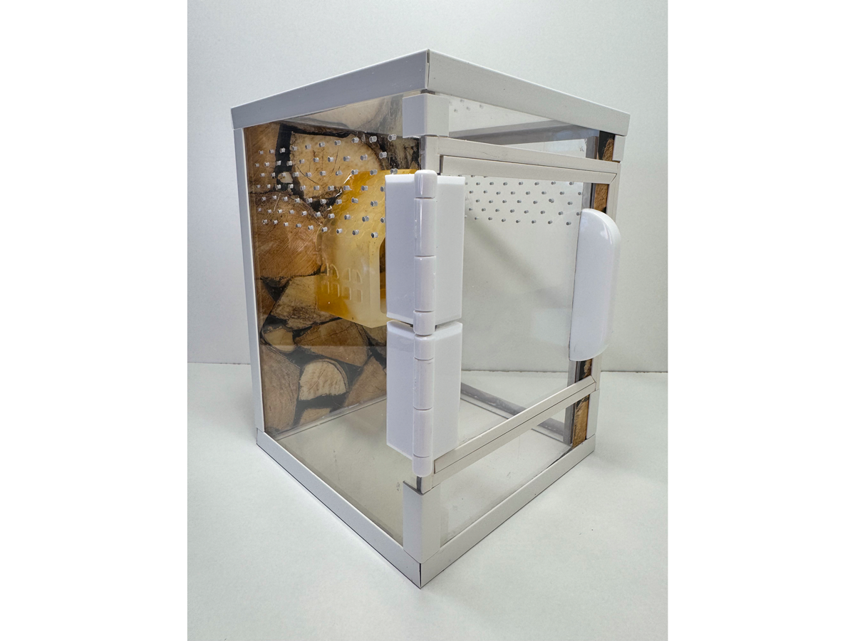 Acryglasterrarium für Springspinnen und Baumbewohner in Holzoptik mit Versteckmöglichkeit aus Epoxidharz mit geschlossener Tuer 
