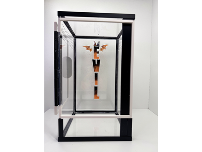 Acrylglasterrarium für baumbewohnende Vogelspinnen und Springspinnen mit schwarzem Rahmen und Schriftzug aus Epoxidharz mit offener Tür von vorne