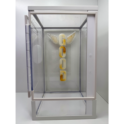 Acrylglasterrarium für baumbewohnende Vogelspinnen und Springspinnen mit weissem Rahmen und Buchstaben aus Epoxidharz mit offener Tür von vorne