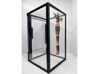 Acrylglasterrarium für baumbewohnende Vogelspinnen und Springspinnen mit schwarzem Rahmen und dekorativem Schriftzug aus Epoxidharz von hinten