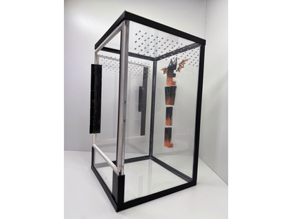 Acrylglasterrarium für baumbewohnende Vogelspinnen und Springspinnen mit schwarzem Rahmen und Schriftzug aus Epoxidharz von der Seite