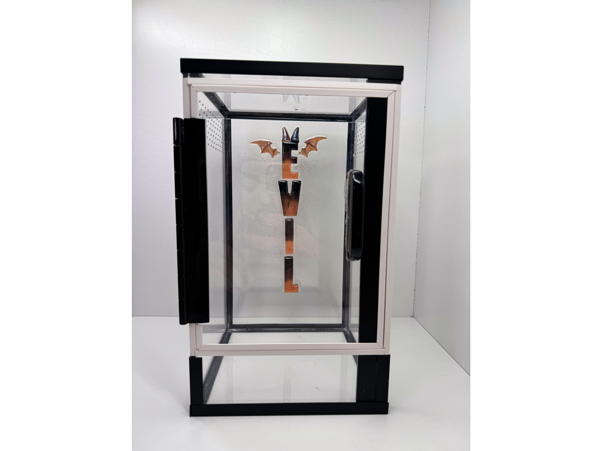 Acrylglasterrarium für baumbewohnende Vogelspinnen und Springspinnen mit schwarzem Rahmen und Schriftzug aus Epoxidharz mit geschlossener Tür von vorne