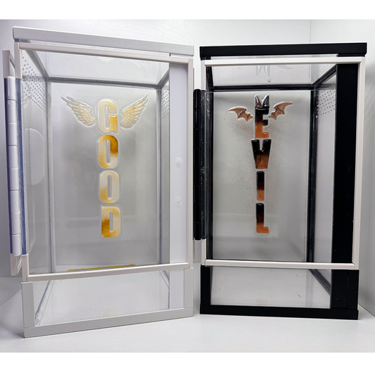 Acrylglasterrarien für baumbewohnende Spinnen als Set mit Buchstaben aus Epoxidharz