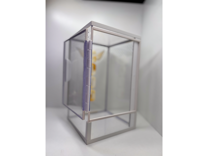Acrylglasterrarium für baumbewohnende Vogelspinnen und Springspinnen mit weissem Rahmen mit offener Tür von der Seite