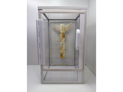 Acrylglasterrarium für baumbewohnende Spinnen mit einem Schriftzug aus Epoxidharz von vorn mit geschlossener Tür